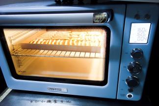 烤箱预热160度，烤20分钟左右，时间根据面团的粗细决定，粗的话要延长时间，里外都是脆的就可以了