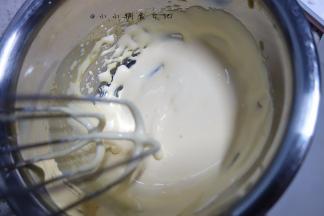 打发至蛋黄提起来的蛋黄液不容易消失就可以了