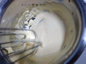 打发至蛋黄提起来的蛋黄液不容易消失就可以了