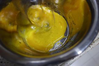 两个蛋黄放置成常温打发