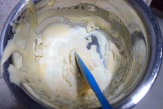 用刮刀拌匀，用j字翻拌