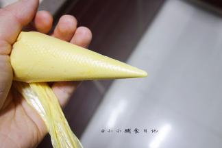 装入裱花袋，前面剪一个很小的口