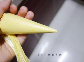装入裱花袋，前面剪一个很小的口