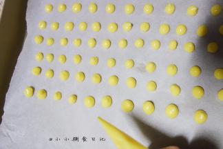烤盘铺上油纸，一个个挤上去，大概黄豆大小就可以了