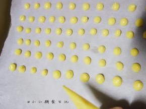 烤盘铺上油纸，一个个挤上去，大概黄豆大小就可以了