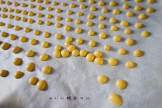 烤熟的溶豆是不粘油纸的 很容易拿下来