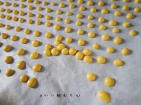 烤熟的溶豆是不粘油纸的 很容易拿下来