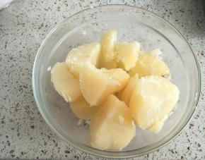土豆放锅里煮熟或者蒸熟