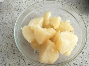 土豆放锅里煮熟或者蒸熟
