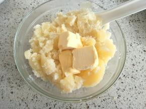 趁热加入盐、黄油捣成泥