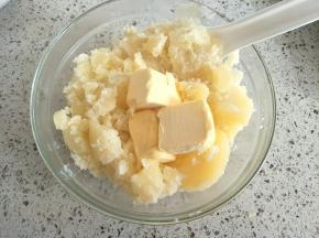 趁热加入盐、黄油捣成泥