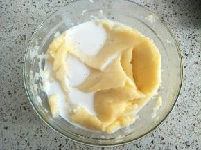 牛奶中火煮开，分次加入土豆泥中拌匀