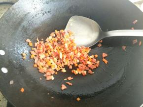 放入锅里炒熟