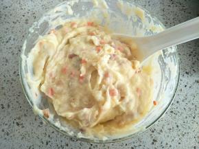 加入土豆泥中拌匀，撒入适量黑胡椒拌匀