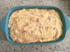 倒入焗饭盘里压平