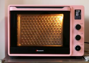 烤箱根据自己操作速度提前预热，土豆泥入烤箱180度烤10分钟左右