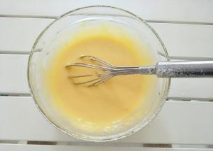 筛入低筋面粉搅拌均匀