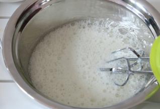 蛋白滴几滴白醋打到粗泡状，加入三分之一白糖