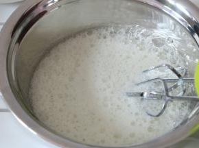 蛋白滴几滴白醋打到粗泡状，加入三分之一白糖