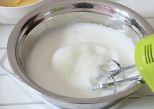 打到泡沫细腻的时候加入三分之一白糖