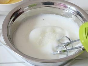 打到泡沫细腻的时候加入三分之一白糖
