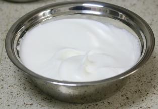 最后加入白糖打到小弯沟状