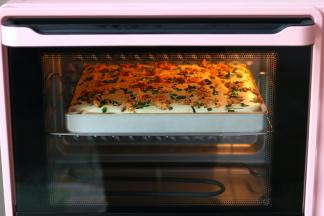 烤箱要根据自己操作速度提前预热，我用的海氏C40烤箱是自动预热的，其他烤箱预热5分钟左右