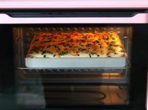 烤箱要根据自己操作速度提前预热，我用的海氏C40烤箱是自动预热的，其他烤箱预热5分钟左右