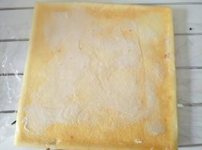 等蛋糕卷温热的时候，表面盖一张油纸或者保鲜膜翻过来，抹上适量沙拉酱