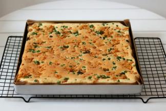 烤好拎着油布放在冷却架上，撕开旁边的油布