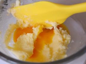 冷藏的过程做椰蓉馅料。黄油软化加入细砂糖搅拌均匀，蛋液分两次加入，每一次都要搅拌均匀后再加入下一次