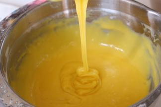 搅拌均匀的蛋糕糊倒入裱花袋，放入冰箱冷藏1小时左右