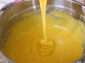 搅拌均匀的蛋糕糊倒入裱花袋，放入冰箱冷藏1小时左右