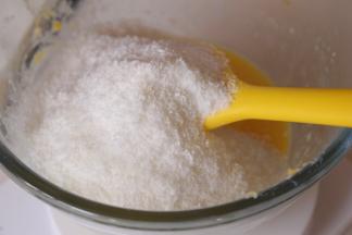 加入椰蓉，搅拌均匀