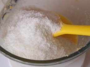 加入椰蓉，搅拌均匀