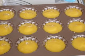 再将剩余的蛋糕糊挤入