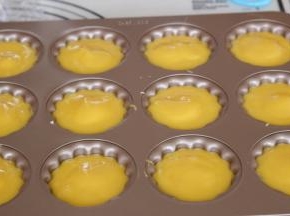 再将剩余的蛋糕糊挤入