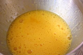 用蛋抽搅拌均匀