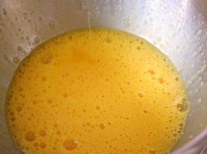 用蛋抽搅拌均匀