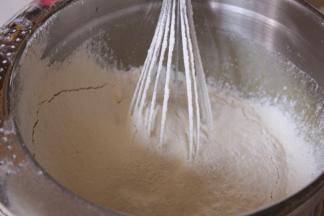 筛入低筋面粉和泡打粉，搅拌均匀