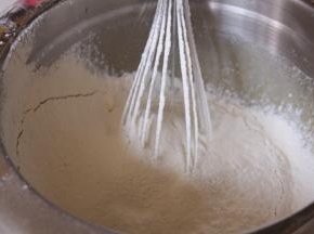 筛入低筋面粉和泡打粉，搅拌均匀