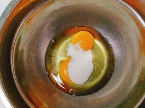 鸡蛋打入无水无油的打蛋盆里，加入细砂糖