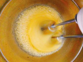 用电动打蛋器打发