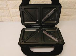 取出多功能华夫饼机，装上制作三明治的模具