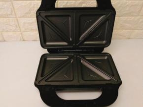 取出多功能华夫饼机，装上制作三明治的模具