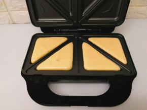 用勺子舀入面糊，盖上盖子3分钟