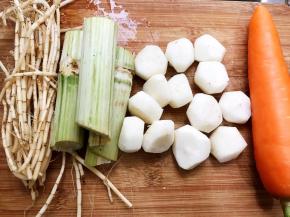 材料准备好，我家里就我老公和我俩人，这里的材料我分了两次包