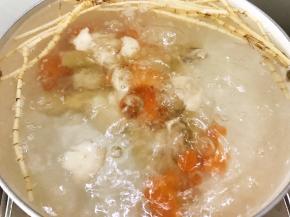 大火煮开后转小火慢慢煲40分钟，煲的越久越甜哦