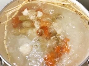 大火煮开后转小火慢慢煲40分钟，煲的越久越甜哦