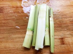 竹蔗劈成四块